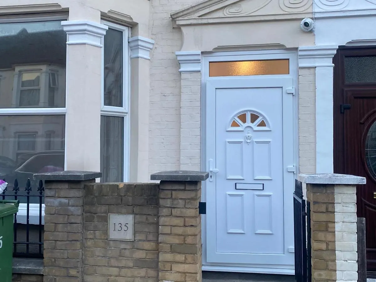 Homestay Cosy House In Newham Apartment London